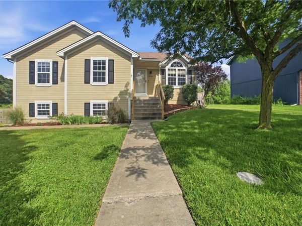 11131 N Lewis Avenue, Kansas City, MO 64157