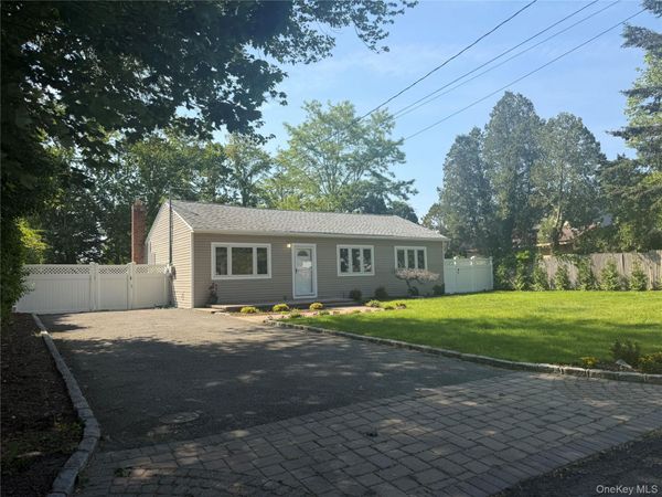 16 Lincoln Drive, Oakdale, NY 11769
