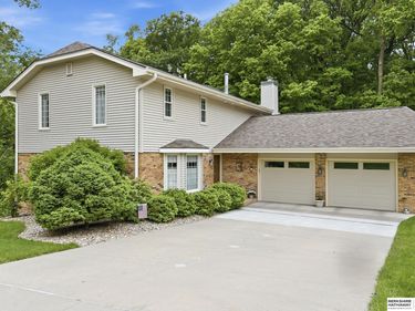 102 Lafayette Lane, Bellevue, NE 68005