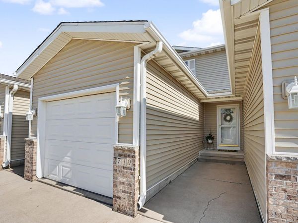 710 PRAIRIE MEADOW DR, Blue Grass, IA 52726