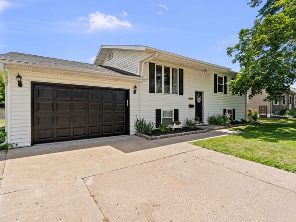 1448 17th Avenue, Camanche, IA 52730
