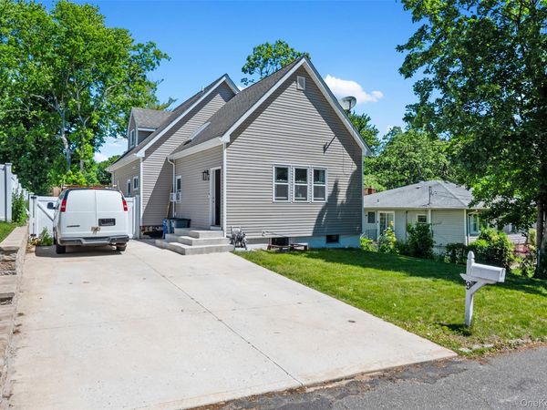 9 Pinedale Avenue , Farmingville, NY 11738