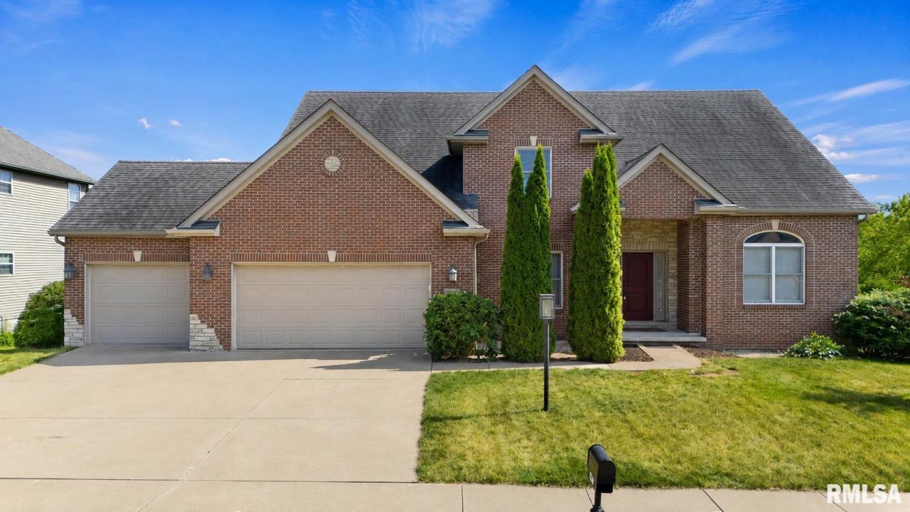 2922 W Wessex Drive, Peoria, IL 61615 Main Photo