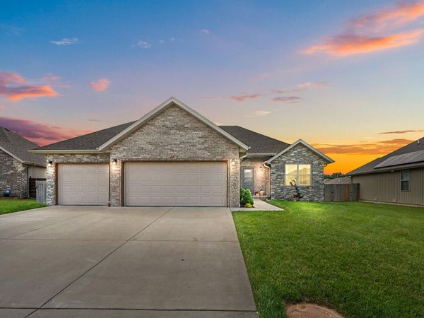 673 N Maplewood Hills Road , Nixa, MO 65714