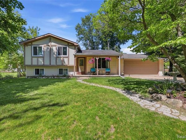 5069 Warmbriar Drive, White Lake Twp, MI 48383