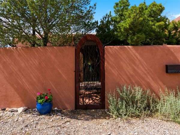 2201 Paseo de los Chamisos, Santa Fe, NM 87505