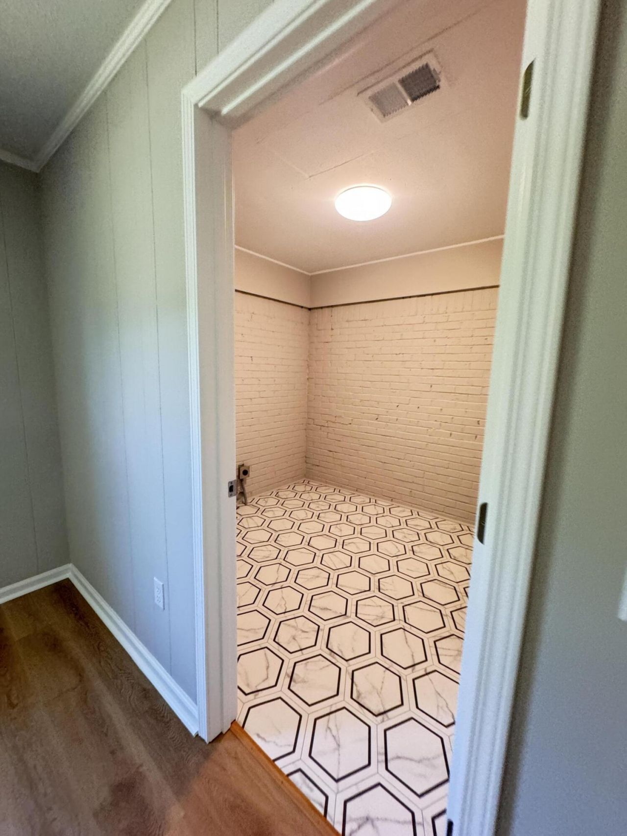 505 Lakeshore Photo 13