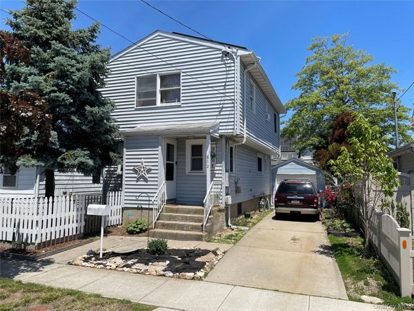 812 S 6th Street , Lindenhurst, NY 11757