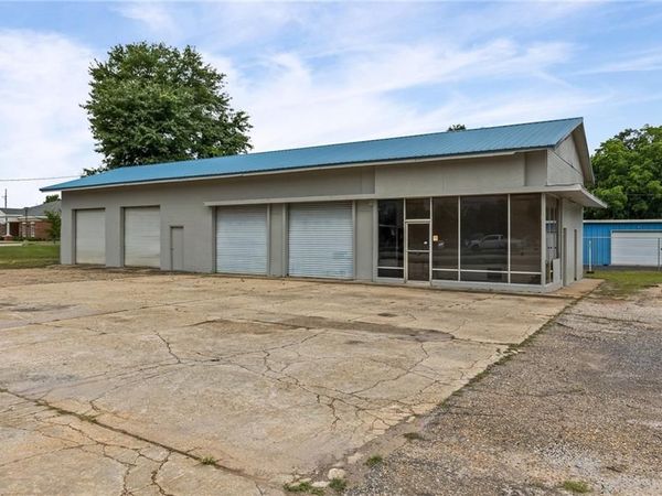 9000 Moffett Road , Semmes, AL 36575