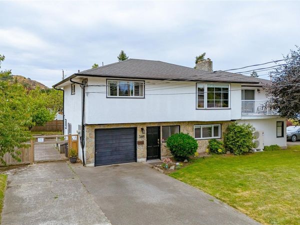 3881 Olivia Pl , Saanich, BC V8P 4T3