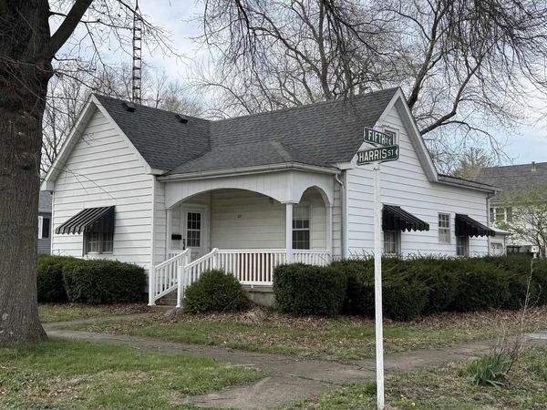 221 E HARRIS Street, Petersburg, IL 62675