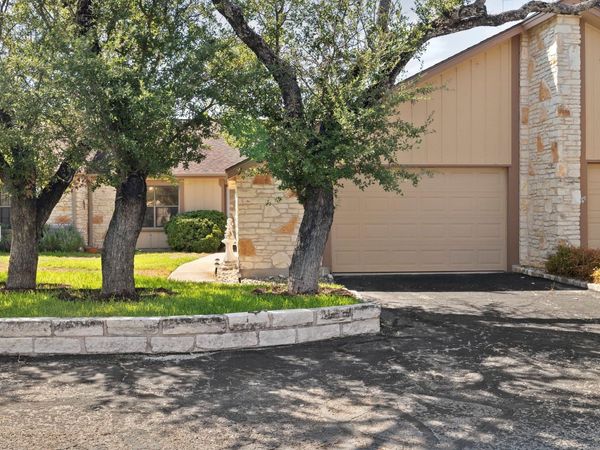 28 Oaks PL, Lago Vista, TX 78645