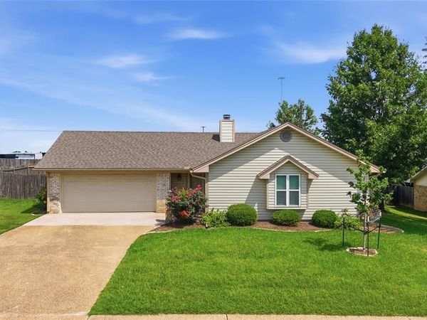 200 E San Benito Drive, Robinson, TX 76706