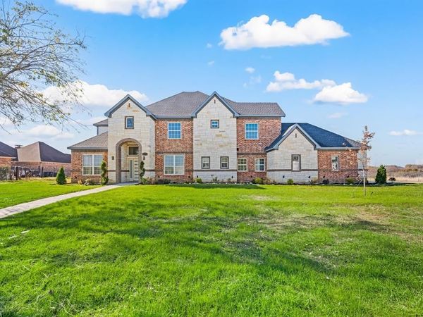 828 Mallard Pointe Drive, Grand Prairie, TX 75104