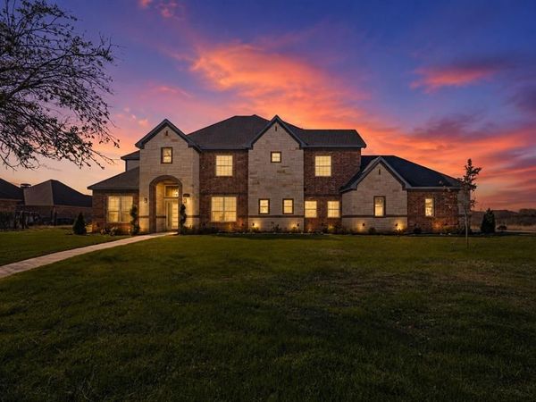 828 Mallard Pointe Drive, Grand Prairie, TX 75104