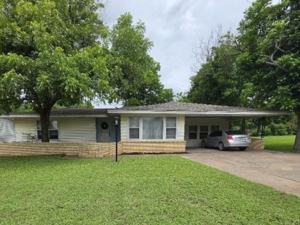 215 Woodard Avenue , Cleburne, TX 76033