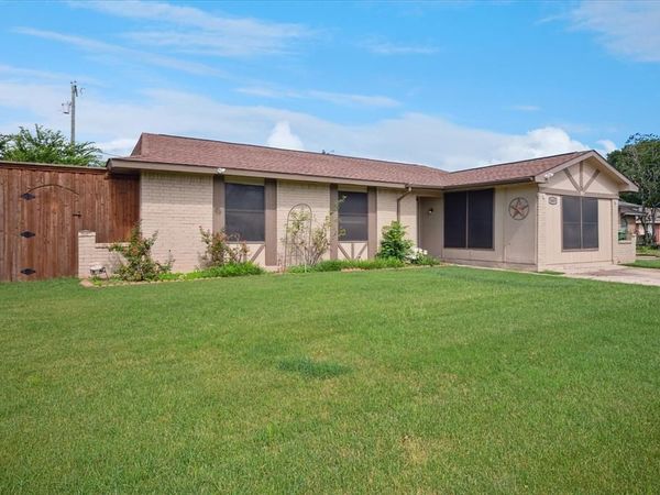 5409 Queens Court, Lake Dallas, TX 75065