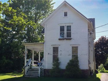 8 Orchard Street , Holley, NY 14470