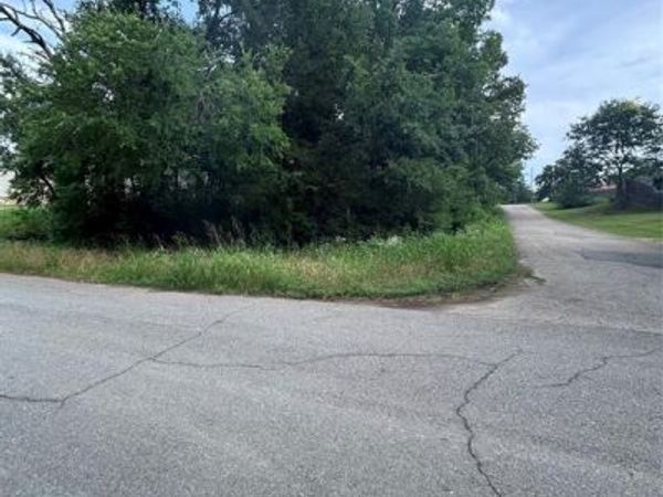 500 E Shepherd Street , Denison, TX 75021