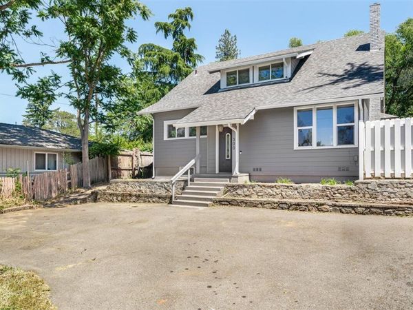 300 Sunrise Avenue, Medford, OR 97504