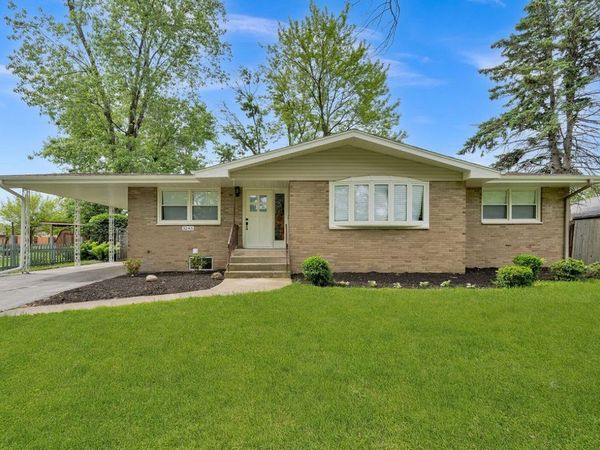 3245 S Manor Drive , Lansing, IL 60438