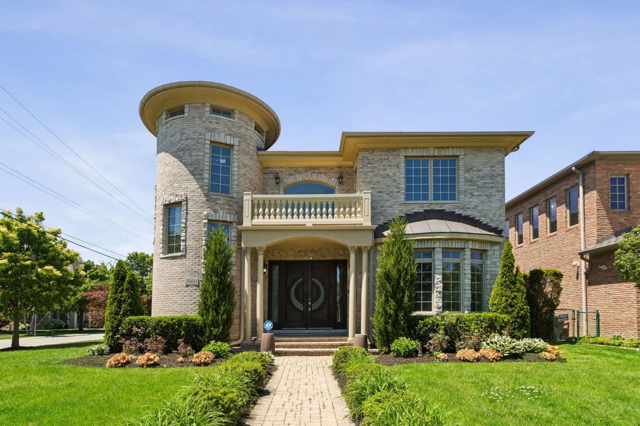 7000 N Kilpatrick Avenue , Lincolnwood, IL 60712