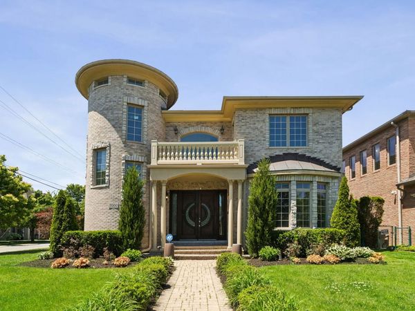 7000 N Kilpatrick Avenue , Lincolnwood, IL 60712