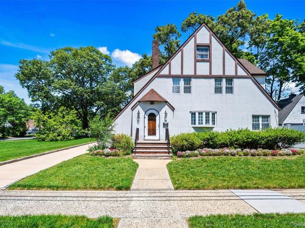 15 Maine Avenue , Rockville Centre, NY 11570