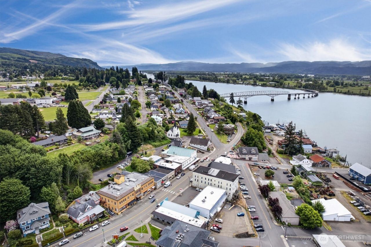 69 Main Street , Cathlamet, WA 98612