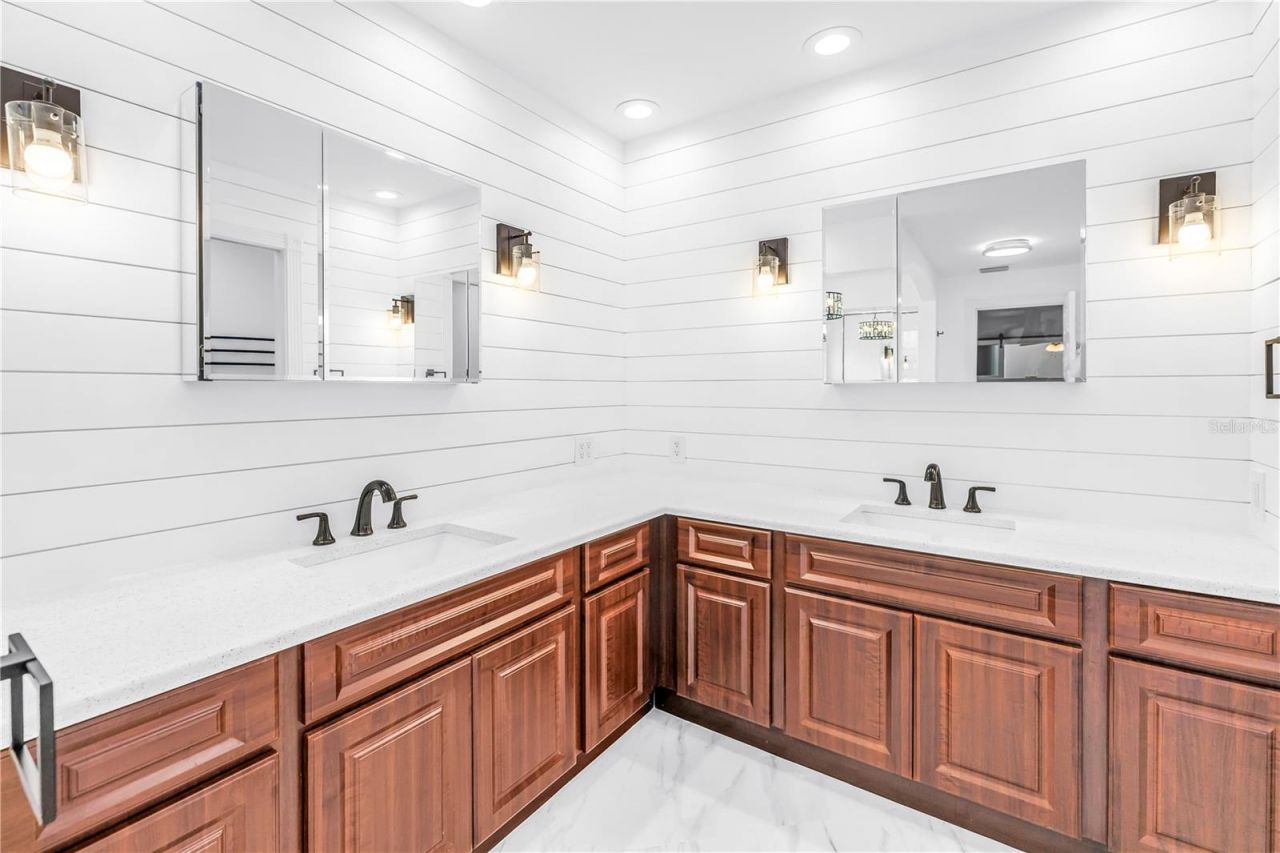 12399 Oaks Lane, Seminole, FL 33772 Photo