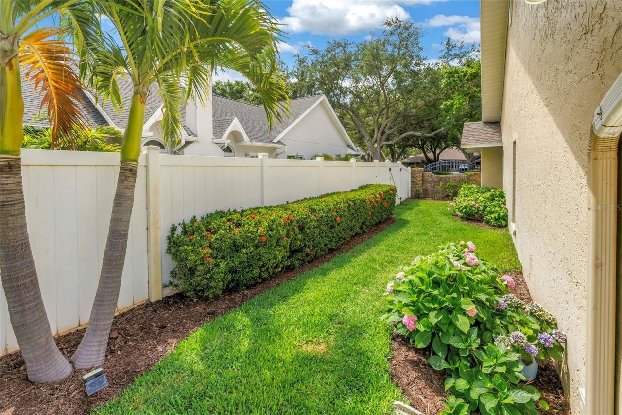 12399 Oaks Lane, Seminole, FL 33772 Photo
