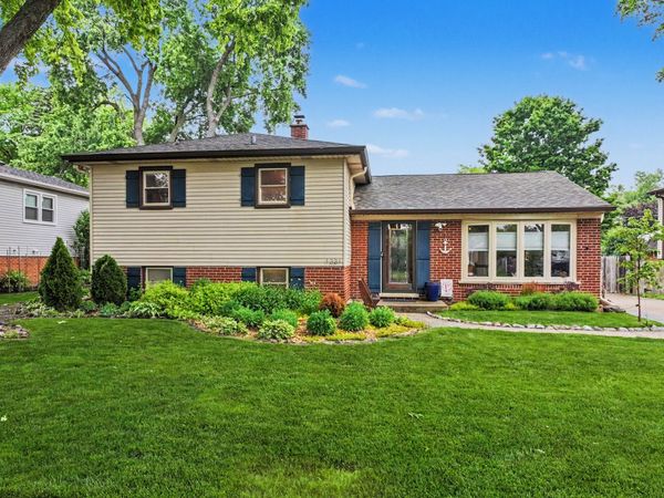 1331 N Indigo Drive , Mount Prospect, IL 60056