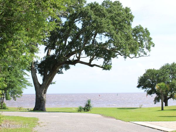 1533 Albacore Lane, Gautier, MS 39553