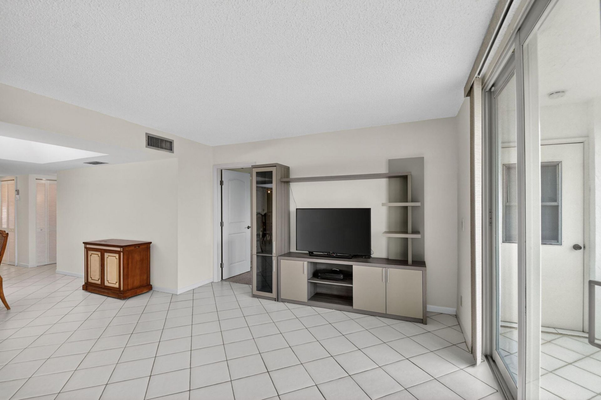 3425 Via Poinciana, Unit 403, Lake Worth, FL 33467 Photo