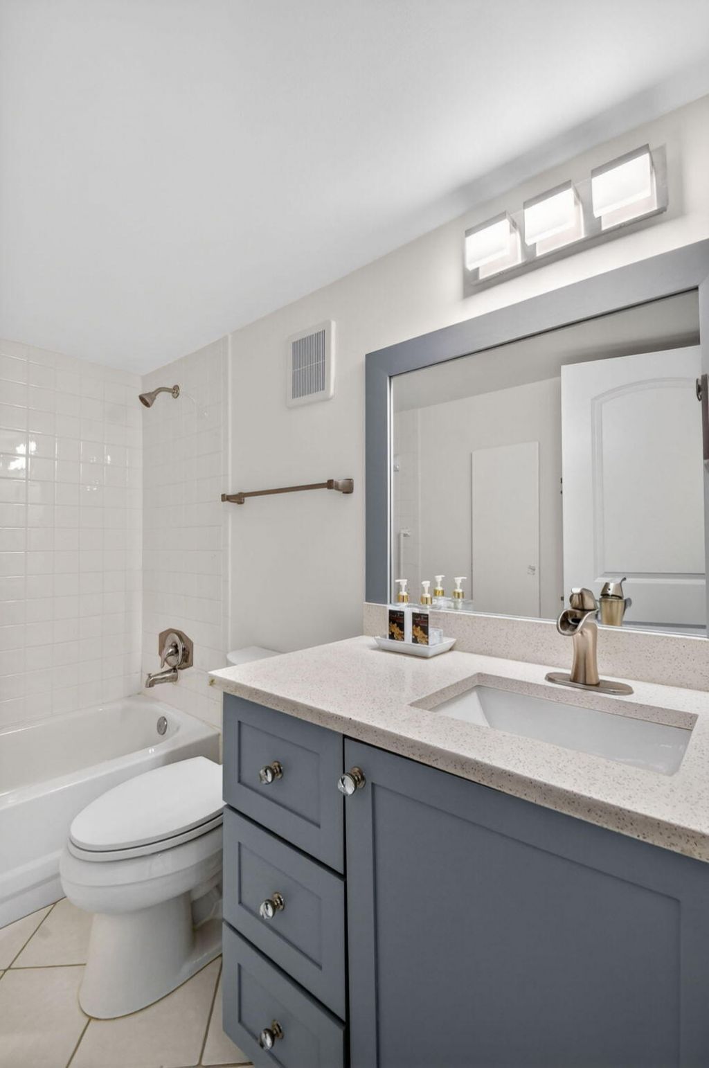3425 Via Poinciana, Unit 403, Lake Worth, FL 33467 Photo