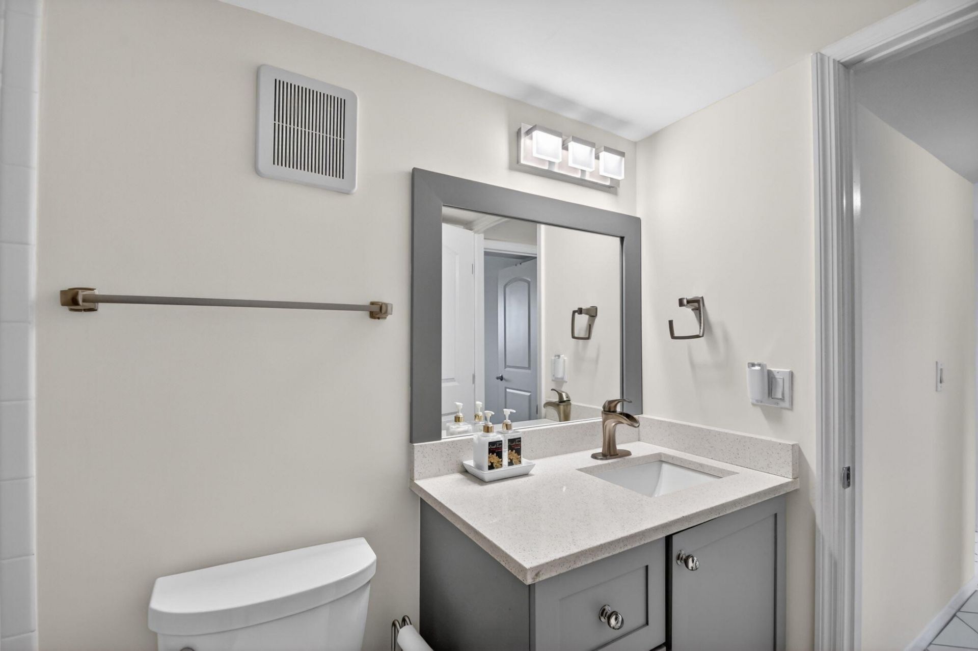 3425 Via Poinciana, Unit 403, Lake Worth, FL 33467 Photo