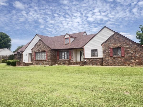 2211 Virginia Ave, Muscle Shoals, AL 35661