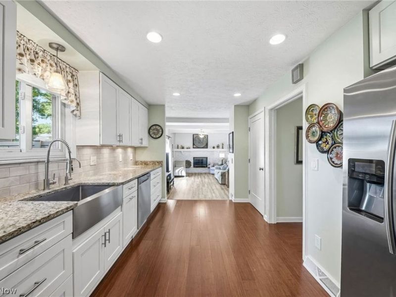 27631 Edgepark Boulevard , North Olmsted, OH 44070 Photo 8