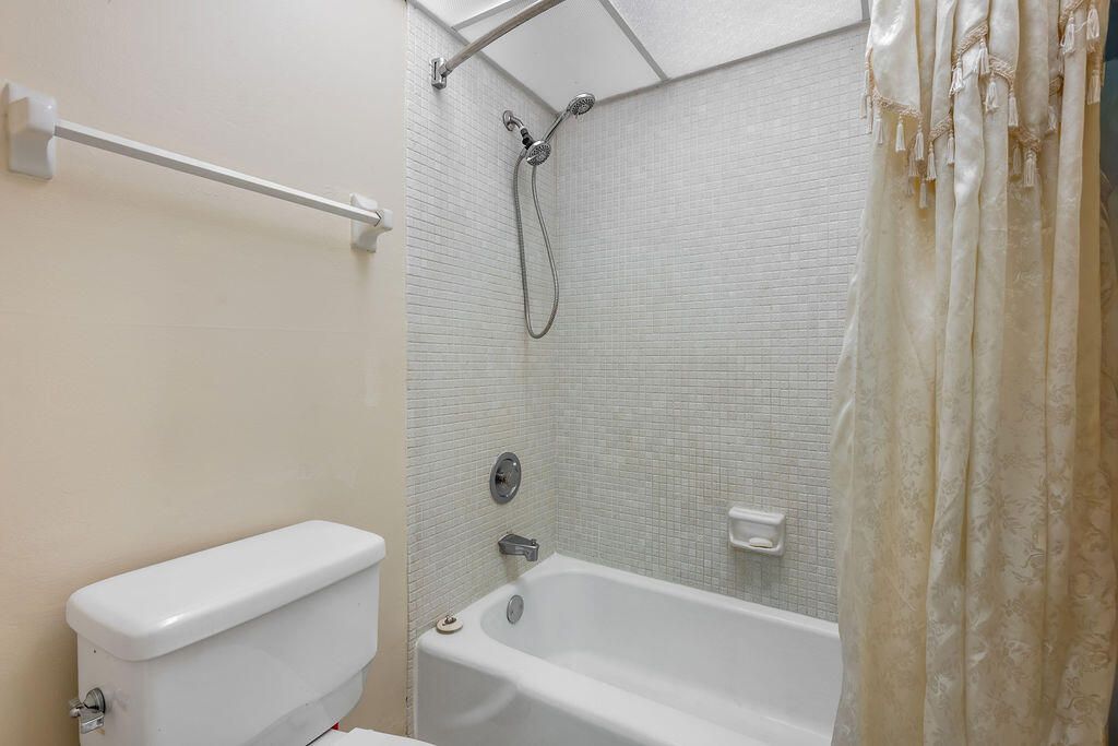 3680 Inverrary Drive, Unit 1v, Lauderhill, FL 33319 Photo