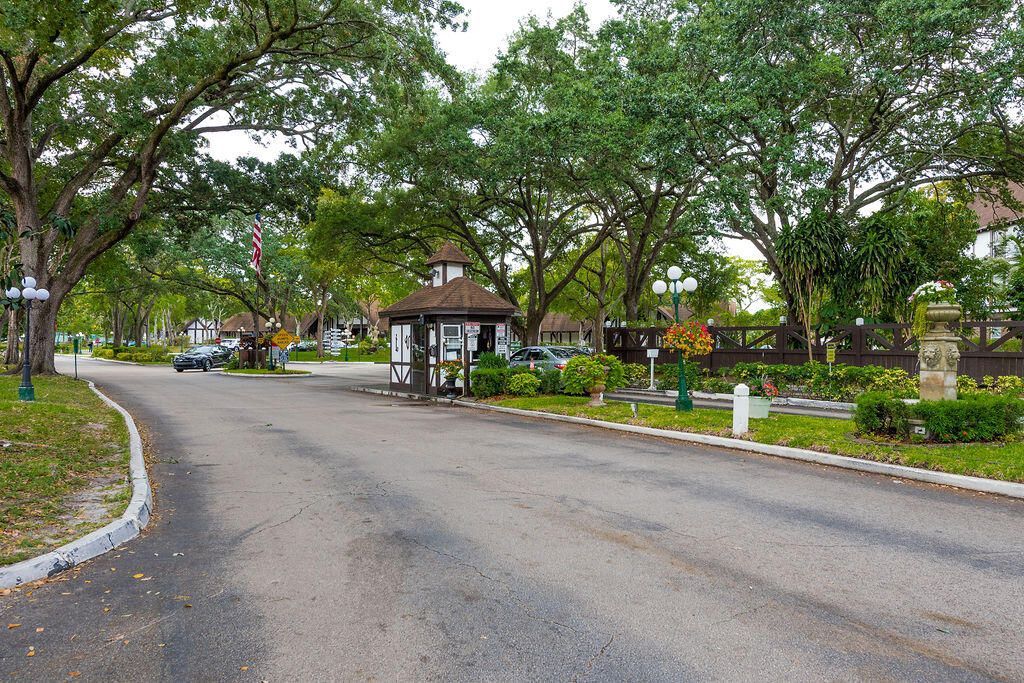 3680 Inverrary Drive, Unit 1v, Lauderhill, FL 33319 Photo