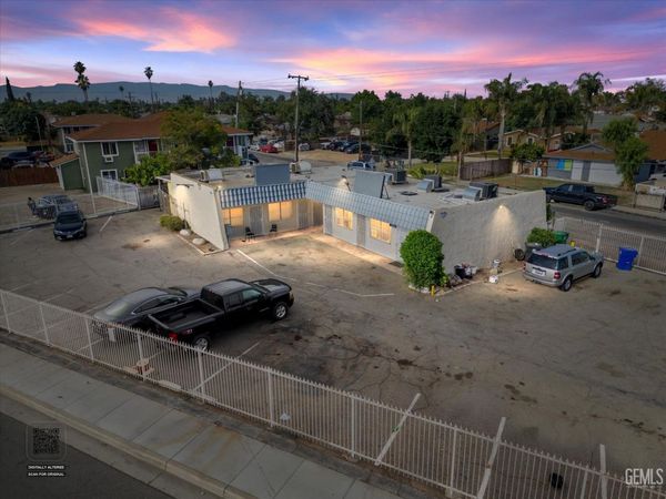 2401 S Chester Avenue, Bakersfield, CA 93304