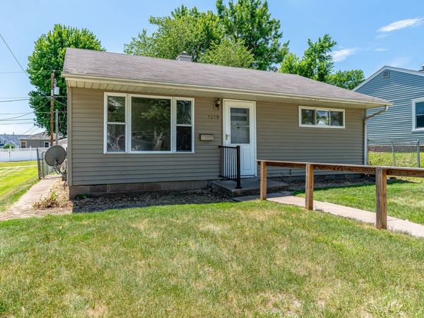 1319 W 38th Place, Davenport, IA 52806