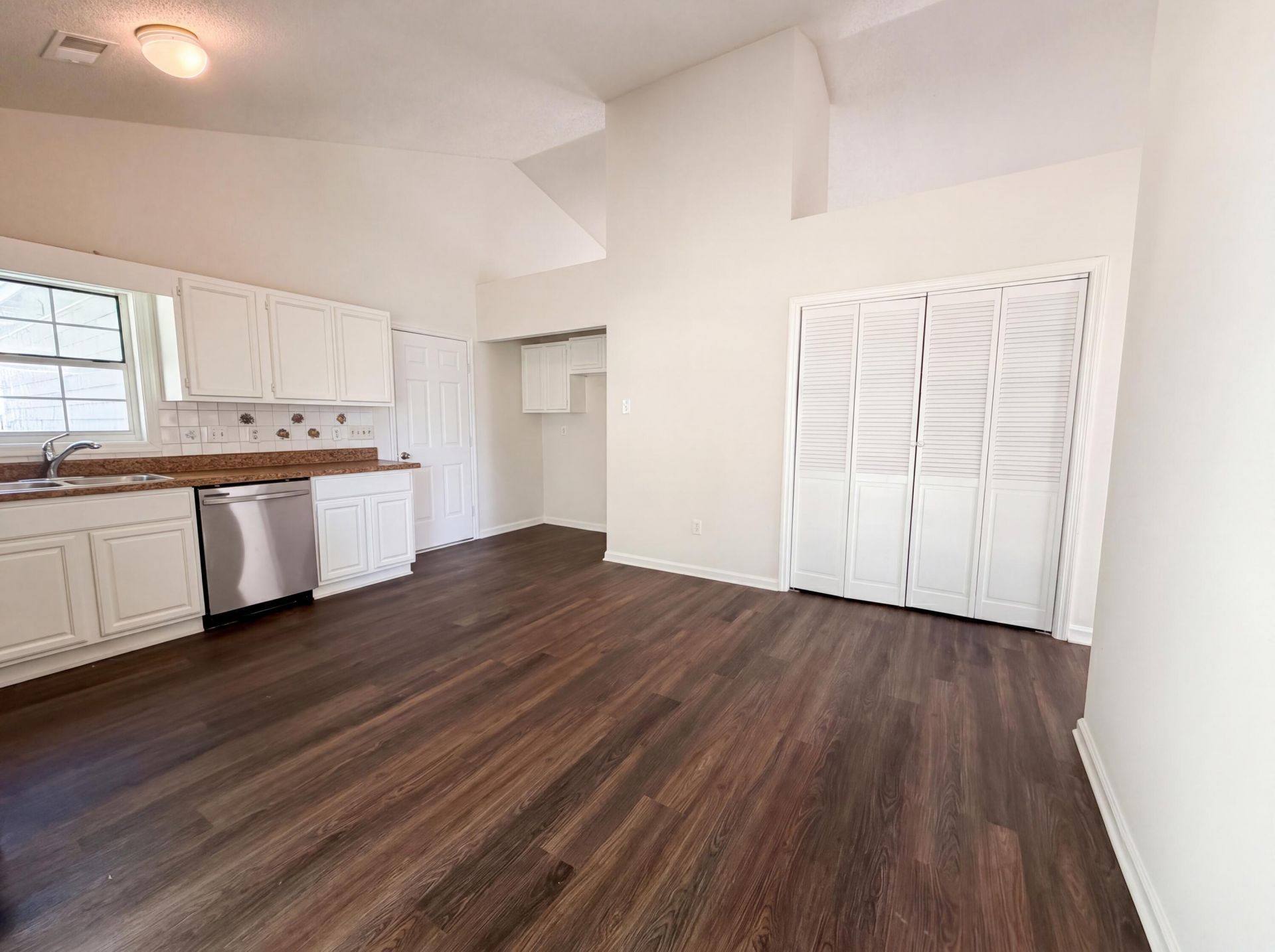 2028 Larson Lane Photo 6