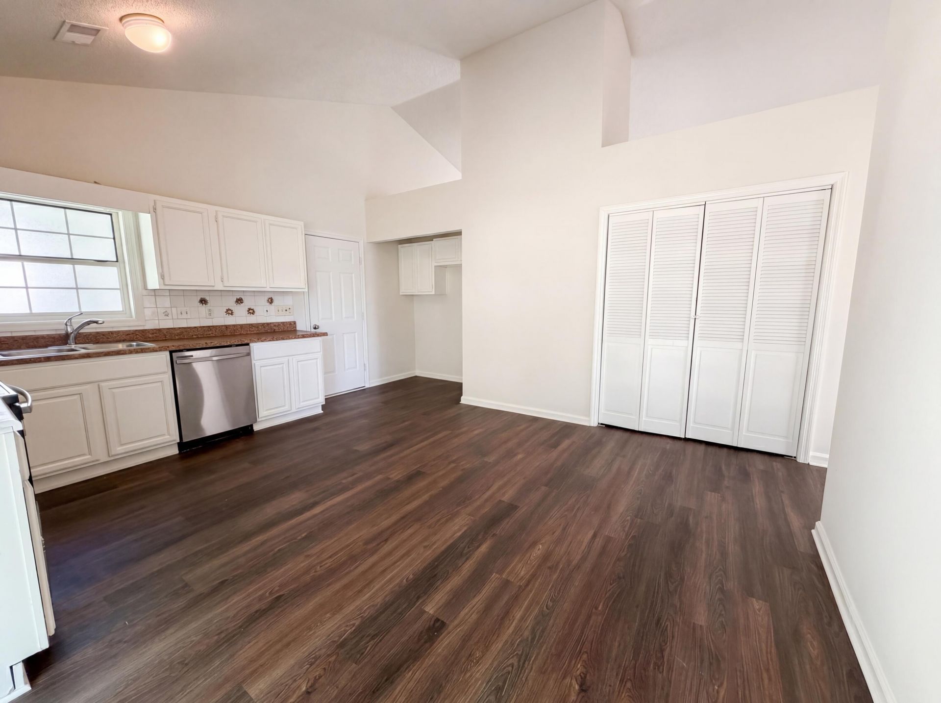 2028 Larson Lane Photo 7