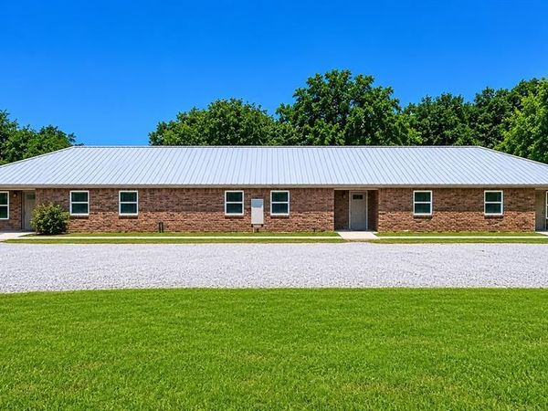 412 W Franklin Street , Alvord, TX 76225