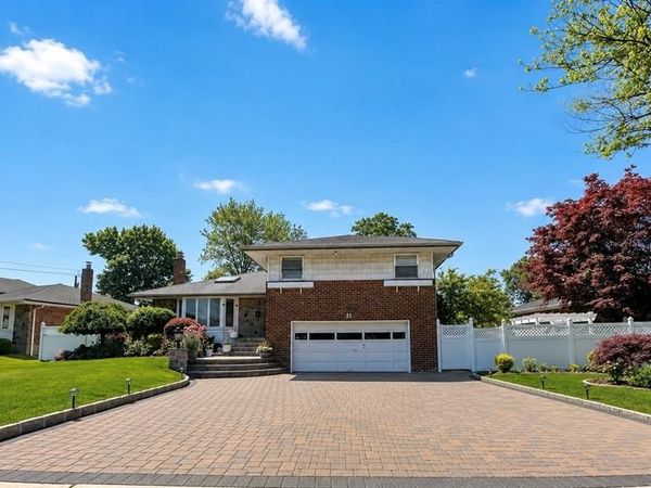 3 Carolyn Court, Syosset, NY 11791