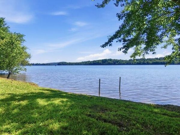 2863 New Lake Road , Spring City, TN 37381
