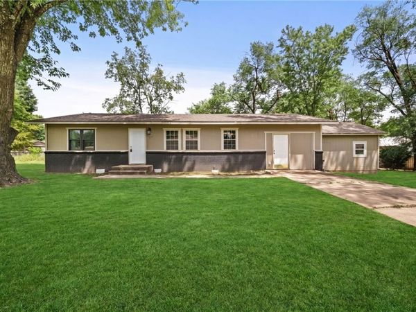 900 N Davis Street , Pea Ridge, AR 72751