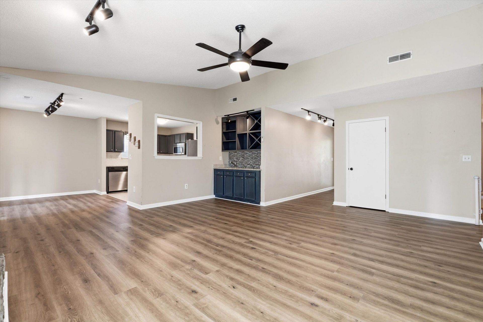 103 Tram Court Photo 6