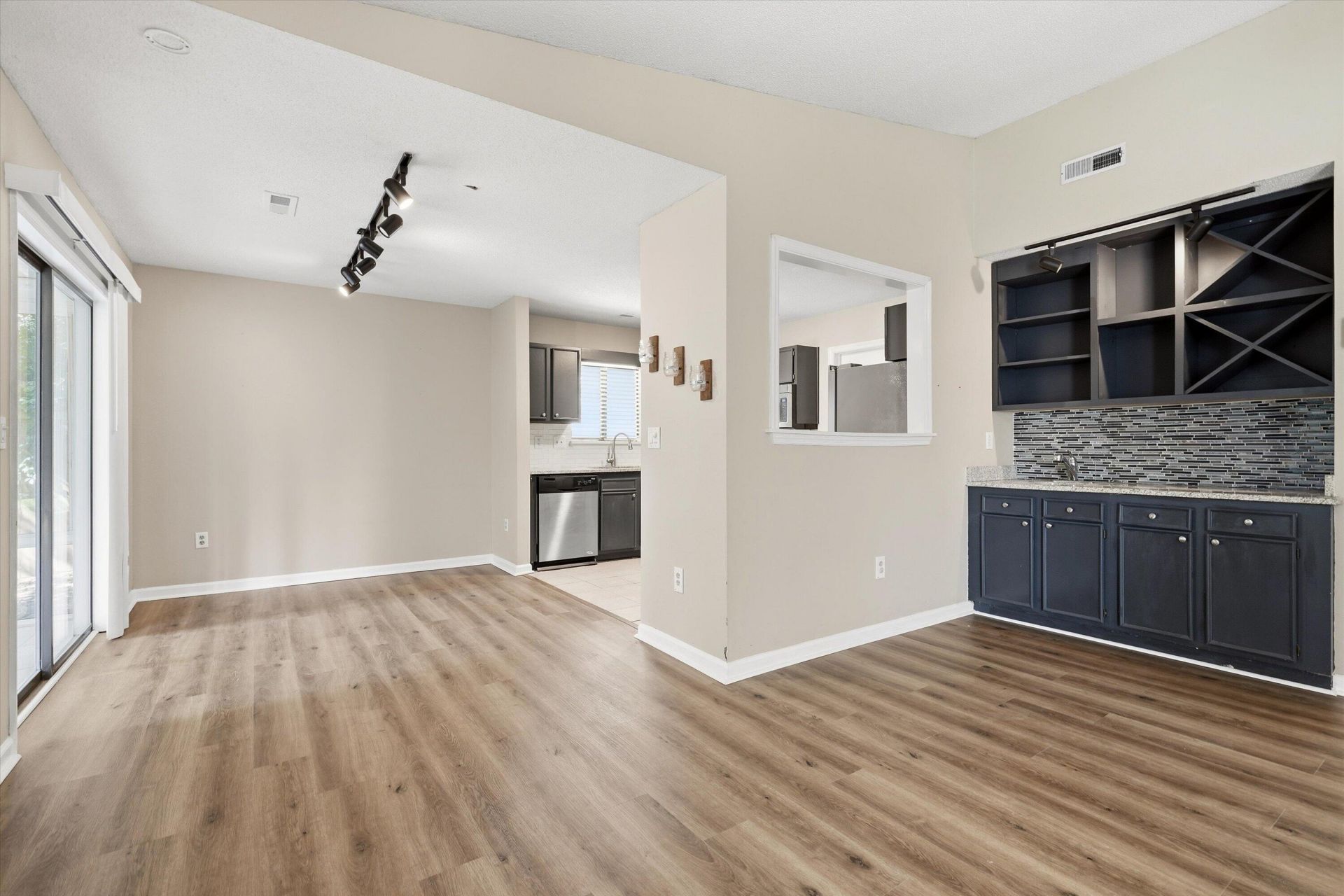 103 Tram Court Photo 8
